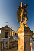 Ein Blick auf die Gräber und Engelsstatuen aus dem 19. Jahrhundert im Cementerio de San Fernando in Sevilla. Ein Blick auf die ruhige und historische Atmosphäre dieses andalusischen Friedhofs.