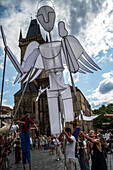 Puppenkorso vom Marienplatz zum Altstädter Ring während des Prager Straßentheaterfestivals Behind the Door, Prag, Tschechische Republik