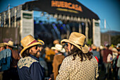 Zwei Personen genießen das Huercasa Country Festival 2017 in Riaza, Segovia, Spanien. Die Atmosphäre ist lebhaft und voller Country-Musik-Fans.