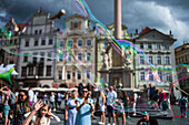 Puppenumzug vom Marián-Platz zum Altstädter Ring während des Prager Straßentheaterfestivals Behind the Door, Prag, Tschechische Republik