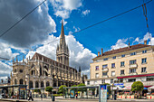 Atemberaubende gotische Kirche Saint-Pierre in Caen, Normandie, Frankreich, mit strahlend blauem Himmel und Wolken. Die Architektur zeichnet sich durch detaillierte Steinarbeiten und einen hohen Kirchturm aus.