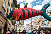 Puppenkorso vom Marienplatz zum Altstädter Ring während des Prager Straßentheaterfestivals Behind the Door, Prag, Tschechische Republik