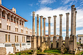 Historische römische Tempelruinen neben dem Rathaus in Córdoba, Andalusien, Spanien, die antike Architektur und kulturelles Erbe zeigen.