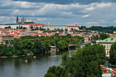 Blick auf die Stadt von der Bar auf dem Dach des Dancing House oder Ginger and Fred (Tancící dum), dem Spitznamen für das Gebäude der Nationale-Nederlanden auf dem Rašínovo nábreží in Prag, Tschechische Republik