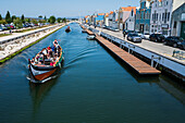 Bootsfahrt durch die Kanäle in einem farbenfrohen, traditionellen Moliceiro-Boot, Aveiro, Portugal