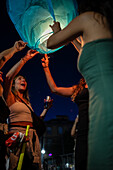 Start von Heißluftballons während des Johannisfestes in Porto (Festa de Sao Joao do Porto ) in der Nacht zum 23. Juni (Johannisnacht) in der Stadt Porto, Portugal