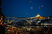 Heißluftballons starten über der Brücke Luis I und dem Fluss Douro während des Johannisfestes (Festa de Sao Joao do Porto) in der Nacht zum 23. Juni (Johannisnacht) in der Stadt Porto, Portugal