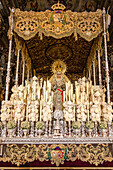 Nahaufnahme von La Virgen de la Esperanza Macarena mit Kerzen nach der Karfreitagsprozession während der Semana Santa in Sevilla, Spanien.