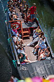 Bootsfahrt durch Kanäle in einem farbenfrohen, traditionellen Moliceiro-Boot, Aveiro, Portugal