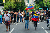 Protest der Bevölkerung Venezuelas gegen die gefälschten Präsidentschaftswahlen, aus denen Nicolas Maduro mit 51 % der Stimmen als Sieger hervorging.