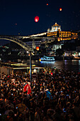 Heißluftballons starten über der Brücke Luis I und dem Fluss Douro während des Johannisfestes (Festa de Sao Joao do Porto) in der Nacht zum 23. Juni (Johannisnacht) in der Stadt Porto, Portugal