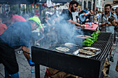 Traditionelle gegrillte Sardinen während des Johannisfestes (Festa de Sao Joao do Porto ) in der Nacht des 23. Juni (Johannisnacht) in der Stadt Porto, Portugal