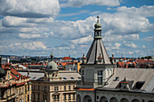 Blick auf die Stadt von der Bar auf dem Dach des Dancing House oder Ginger and Fred (Tancící dum), dem Spitznamen für das Gebäude der Nationale-Nederlanden auf dem Rašínovo nábreží in Prag, Tschechische Republik