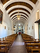 Das Hauptschiff und das Hauptaltarbild der Kirche San Jose de Cachi, einer Kolonialkirche aus dem 18. Jahrhundert in Cachi, Argentinien.