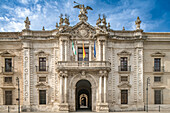 Hauptfassade der Königlichen Tabakfabrik, einem Gebäude aus dem 18. Jahrhundert, in dem heute die Universität von Sevilla, Spanien, untergebracht ist.