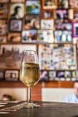 Nahaufnahme eines erfrischenden Glases Manzanilla-Wein in einer traditionellen Taberna in Sanlucar de Barrameda, Spanien, mit einer warmen und einladenden Atmosphäre.