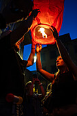 Heißluftballons starten während des Johannisfestes in Porto (Festa de Sao Joao do Porto) in der Nacht zum 23. Juni (Johannisnacht) in der Stadt Porto, Portugal