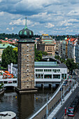 Blick auf die Stadt von der Dachbar des Dancing House oder Ginger and Fred (Tancící dum), dem Spitznamen für das Gebäude der Nationale-Nederlanden auf dem Rašínovo nábreží in Prag, Tschechische Republik