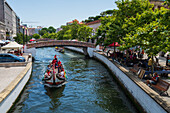 Bootsfahrt durch die Kanäle in einem farbenfrohen, traditionellen Moliceiro-Boot, Aveiro, Portugal