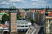 Blick auf die Stadt von der Dachbar des Dancing House oder Ginger and Fred (Tancící dum), dem Spitznamen für das Gebäude der Nationale-Nederlanden auf dem Rašínovo nábreží in Prag, Tschechische Republik