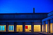 Eine friedliche Nachtszene im Patio del Centro de Arte Contemporáneo de Andalucía, Monasterio de la Cartuja in Sevilla, Spanien.