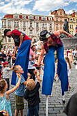 Puppenkorso vom Marienplatz zum Altstädter Ring während des Prager Straßentheaterfestivals Behind the Door, Prag, Tschechische Republik