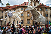 Puppenkorso vom Marienplatz zum Altstädter Ring während des Prager Straßentheaterfestivals Behind the Door, Prag, Tschechische Republik