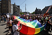 LGBTQ+ Aktivisten und Unterstützer nehmen am 20. Juli 2024 am Pride Walk in Amsterdam, Niederlande, teil. Die LGBTQ+-Gemeinschaft und ihre Unterstützer protestieren, um auf die Tatsache aufmerksam zu machen, dass LGBTQ+-Menschen weltweit diskriminiert und manchmal sogar verhaftet und strafrechtlich verfolgt werden. Weil sie so sind, wie sie sind.