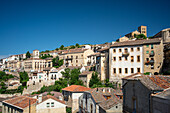 Malerische Landschaft der Stadt Sepulveda in Segovia, Spanien. Historische Gebäude und reizvolle Architektur unter einem klaren blauen Himmel.