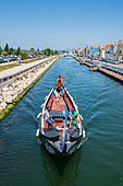 Bootsfahrt durch die Kanäle in einem bunten, traditionellen Moliceiro-Boot, Aveiro, Portugal