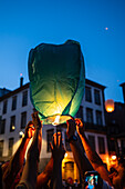 Start von Heißluftballons während des Johannisfestes in Porto (Festa de Sao Joao do Porto) in der Nacht des 23. Juni (Johannisnacht) in der Stadt Porto, Portugal