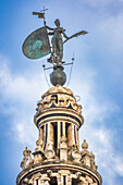 Nahaufnahme der Statue des Glaubens an der Spitze von La Giralda, dem berühmten Glockenturm in Sevilla, Spanien.