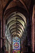 Die gotische Architektur der Collegiale Saint Aubin in Guerande, Frankreich, wird durch farbenfrohe Buntglasfenster unterstrichen.