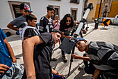 Gemeinde schaut durch ein Teleskop auf die Sonnenfinsternis 2024 in Mapimi, Mexiko.