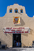 Die Fassade der Kirche San Jose de Cachi, einer Kolonialkirche aus dem 18. Jahrhundert in Cachi, Argentinien.