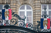 Nahaufnahme eines französischen Wappens auf einem dekorativen schmiedeeisernen Zaun in Vannes, Bretagne, Frankreich. Historische und patriotische Symbole.