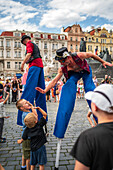 Puppenkorso vom Marienplatz zum Altstädter Ring während des Prager Straßentheaterfestivals Behind the Door, Prag, Tschechische Republik