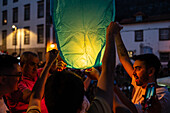 Start von Heißluftballons während des Johannisfestes in Porto (Festa de Sao Joao do Porto ) in der Nacht zum 23. Juni (Johannisnacht) in Porto, Portugal