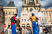 Puppenparade vom Marienplatz zum Altstädter Ring während des Prager Straßentheaterfestivals Hinter der Tür, Prag, Tschechische Republik