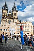 Puppenkorso vom Marienplatz zum Altstädter Ring während des Prager Straßentheaterfestivals Behind the Door, Prag, Tschechische Republik