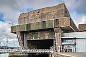 Außenansicht der deutschen U-Boot-Basis aus dem Zweiten Weltkrieg in Lorient, Bretagne, Frankreich. Ikonische historische Militärarchitektur.