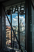 Rooftop-Bar mit Aussicht im The Dancing House oder Ginger and Fred (Tancící dum), so lautet der Spitzname des Nationale-Nederlanden-Gebäudes auf dem Rašínovo nábreží in Prag, Tschechische Republik.