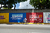 Plakatwände und Wandmalereien in den Straßen von Caracas, die für die Wahl von Präsident Nicolas Maduro in Venezuela werben