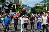 Protest der Bevölkerung Venezuelas gegen die gefälschten Präsidentschaftswahlen, aus denen Nicolas Maduro mit 51 % der Stimmen als Sieger hervorging.