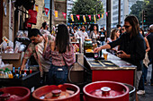 Fest des Heiligen Johannes von Porto (Festa de Sao Joao do Porto ) während der Mittsommernacht am 23. Juni (Johannisnacht) in der Stadt Porto, Portugal