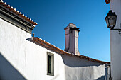 Gelassener Blick auf traditionelle weiß getünchte Häuser und Ziegeldächer in Fuenteheridos, Provinz Huelva, Andalusien, Spanien, an einem sonnigen Tag.