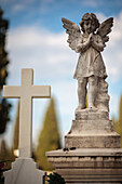 Ein Kindergrabstein mit einer Engelsstatue im Cementerio de San Fernando, Sevilla, Andalusien. Repräsentiert die Unschuld der Kindheit und die Trauer.