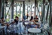 Rooftop-Bar mit Aussicht im The Dancing House oder Ginger and Fred (Tancící dum), so lautet der Spitzname des Nationale-Nederlanden-Gebäudes auf dem Rašínovo nábreží in Prag, Tschechische Republik.