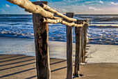 Holzzaun, der die Grenze des Nationalparks Donana am Strand Matalascanas, Almonte, Huelva, Andalusien, Spanien, markiert.