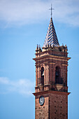 Der Torre de la Iglesia del Espiritu Santo in Fuenteheridos, Provinz Huelva, Andalusien, Spanien, vor einem klaren blauen Himmel.